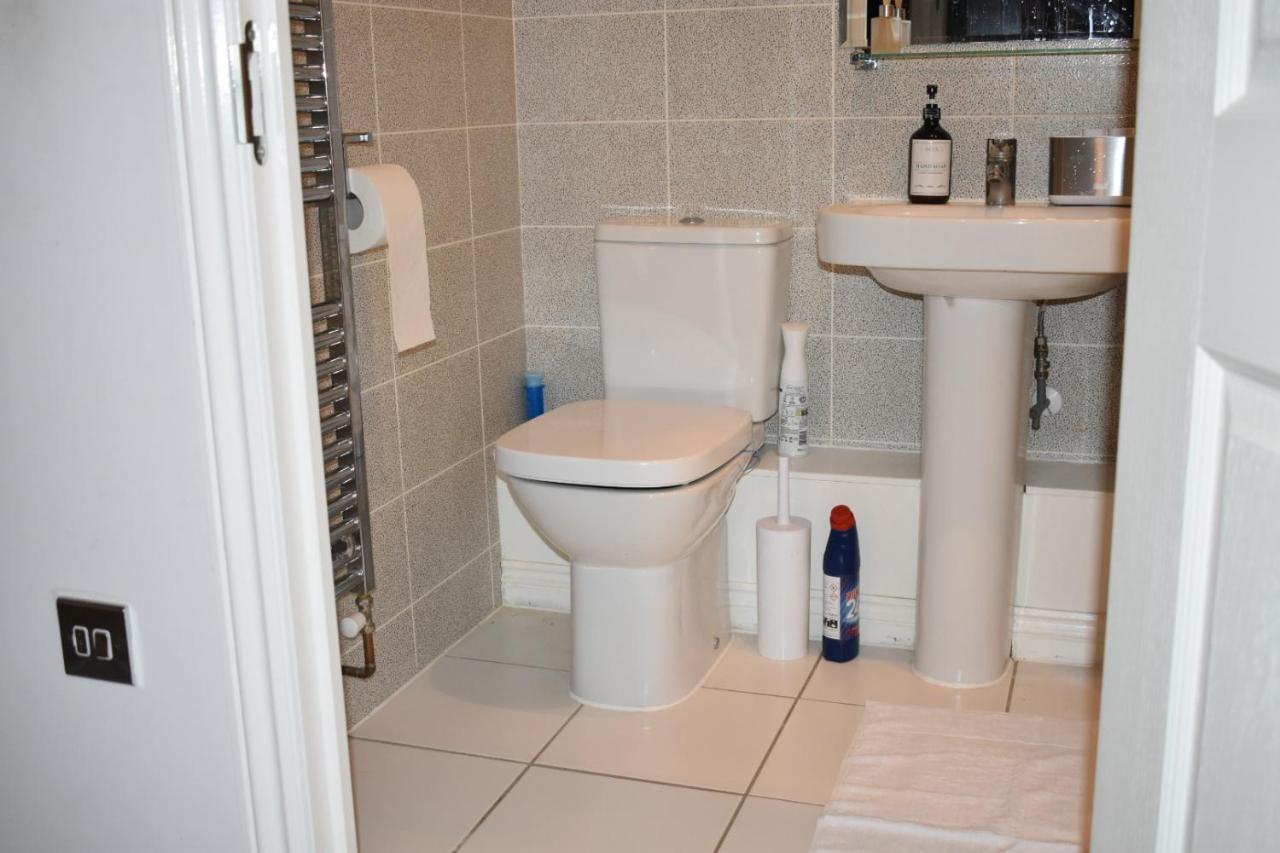 Classy Campbell Park Apartment, Balcony & Free Parking