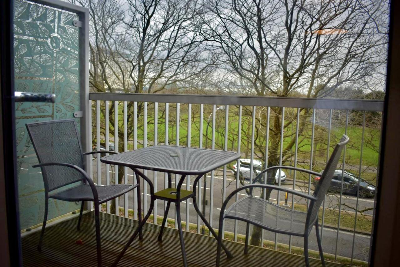 Classy Campbell Park Apartment, Balcony & Free Parking