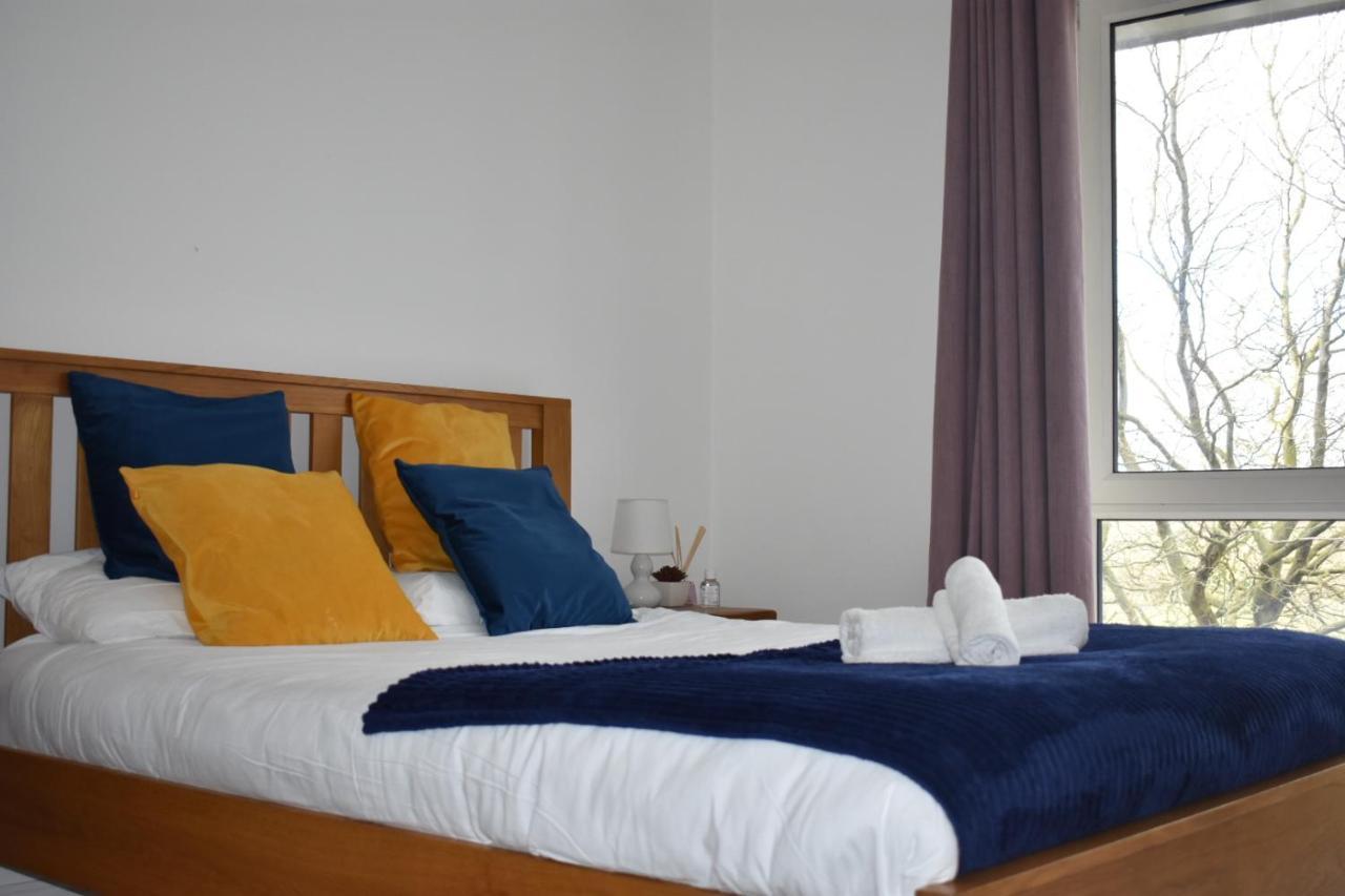 Classy Campbell Park Apartment, Balcony & Free Parking *