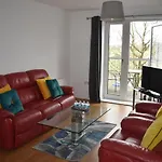 Classy Campbell Park Apartment, Balcony & Free Parking